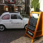 The Coach House فندق