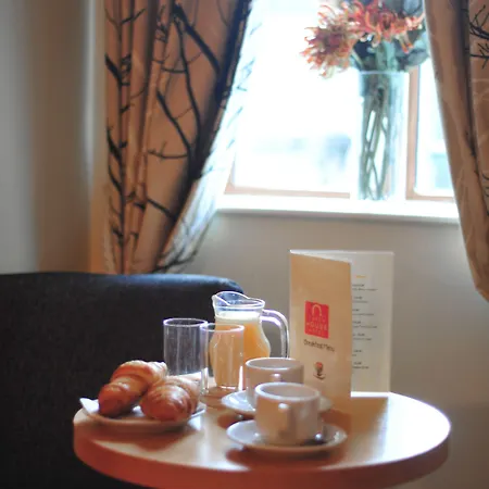 The Coach House فندق 3*