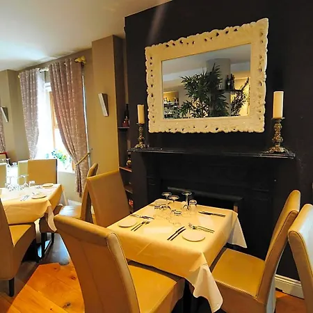 The Coach House فندق